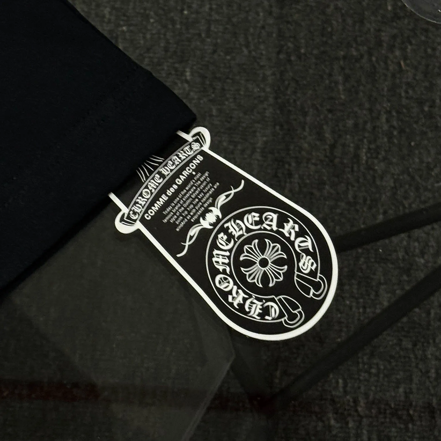 P170 Chrome Hearts Chrome Hearts 25 high-end versions. The fabric is made of 300 grams of high-density pure cotton. It does not deform or shrink. It has three labels. It is the same style for men and women. Technology: Digital printing. Color: White. Black. SIZE: S-XL.